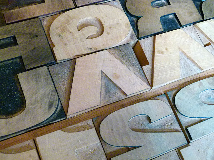 t039_grotesque_expanded_woodletter_750